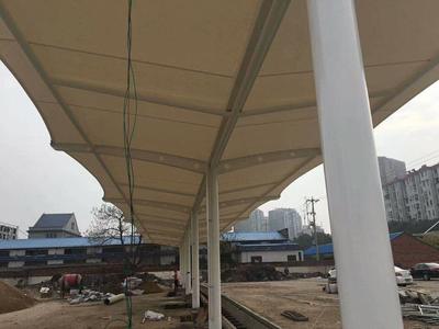 一站式解析 定制充電樁車(chē)棚、專(zhuān)業(yè)雨篷廠家、價(jià)格因素與膜結(jié)構(gòu)工程全流程